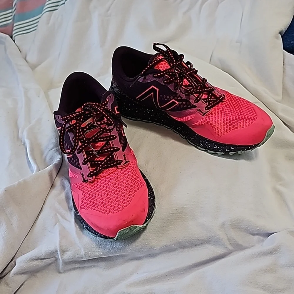 New Balance 690AT Sneakers - Picture 10 of 11